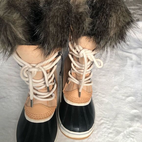 New SOREL Joan of Arctic Faux Fur Waterproof Snow Boot (Women), women size 6 - Picture 9 of 16
